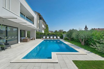 Moderne Villa mit privatem Pool und Terrasse