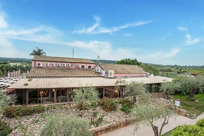 Einladendes Ferienhaus in Carlentini mit Pool