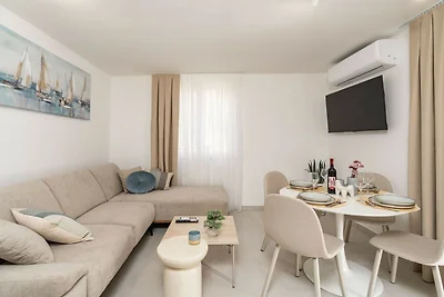 Modern City Escape - Two Bedroom Apartment wi...