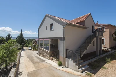 Wohnung in Starigrad Paklenica mit Terrasse