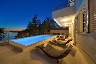 Moderne Villa in Cres mit Pool