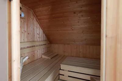 Stilvolle Villa am Wasser mit Sauna