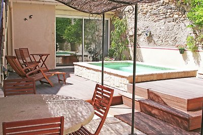 Attraente casa vacanze con piscina