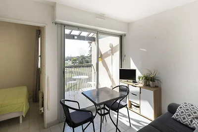 Tranquil apartment in Agde near beach