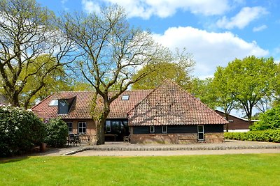 Landhuis 26p met privé terrein, naast de...