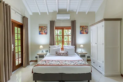 Moderne Villa nahe dem Strand von Mambo mit p...