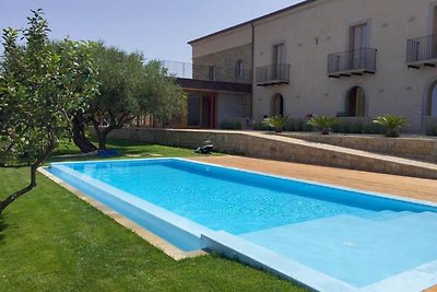 Deliziosa villa a Naso con piscina privata