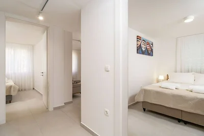Modern City Escape - Two Bedroom Apartment wi...