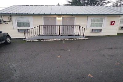 Queensize-Bett | Rauchen | Portland, Oregon