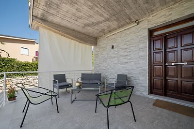 Moderna villa a Nissoria con piscina