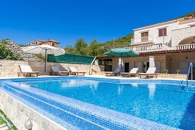 Beachfront Apartment house Hon with pool