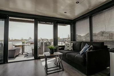 Fuga di lusso in una casa galleggiante