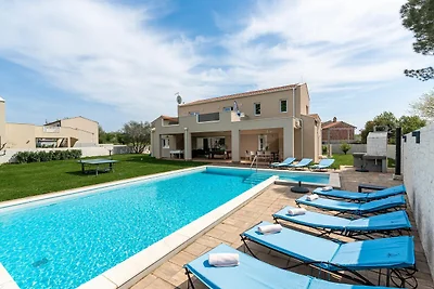Luxusvilla mit Swimmingpool und Sauna