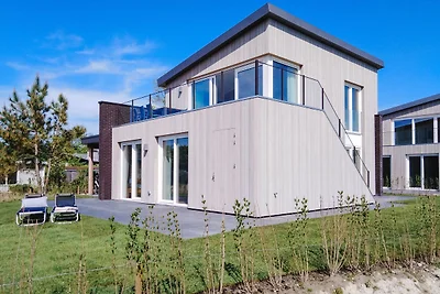 Moderne Villa mit Blick auf den Veere-See