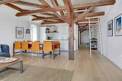 Zweigeschossiges Loft mit großer Terrasse