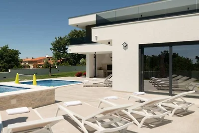 Villa in Juršići mit Schwimmbecken