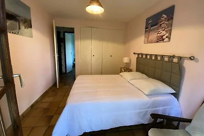 Villa mit Garten und Terrasse