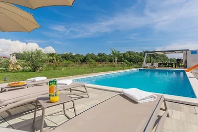 Villa in Novigrad mit Schwimmbecken