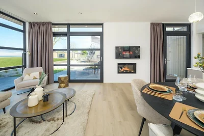 Villa am Wasser mit privater Dachterrasse