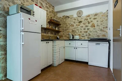 Charming Retreat with Lush Garden  - 3...