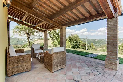 Elegante Casa Vacanze a Urbania con Giardino