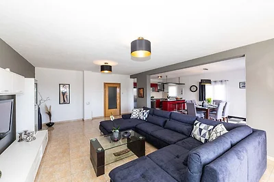 Exquisite Spacious Villa Bufaline with Pool a...