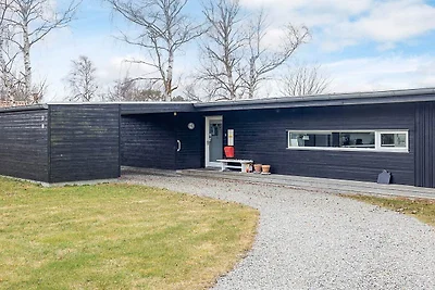 Cabaña soleada con instalaciones de spa.