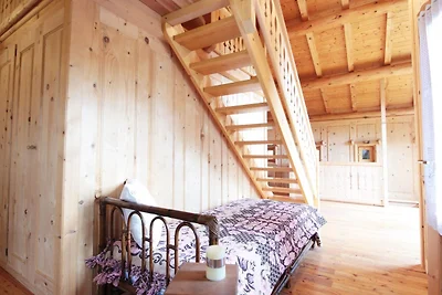 Hervorragende Berghütte aus Holz zwischen Ven...