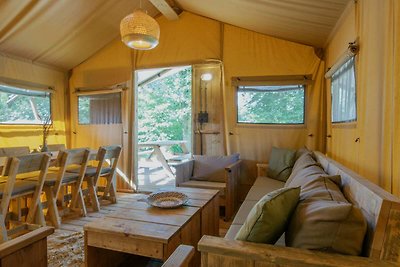 Bella tenda safari con bagno, in un parco vac...