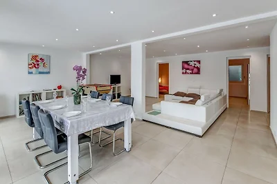 Schצnes Ferienhaus in La Chaux mit Whirlpool