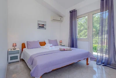 Seaside Getaway Holiday Home with Patio Slati...