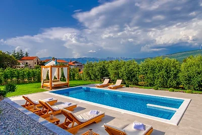 Villa con piscina privata e giardino