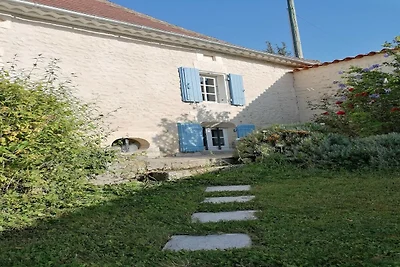 Geräumiges Ferienhaus mit Pool in Lusignac