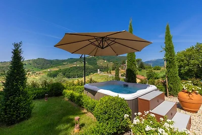 Villa a Lucca con Jacuzzi e Vigneti