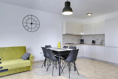 Schön eingerichtete Wohnung mit privatem Pool