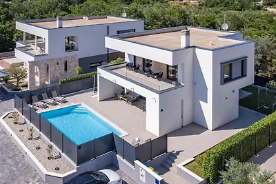 Moderne Villa mit Swimmingpool und Meerblick