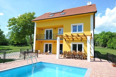 Luxuriöse Villa in Tijarica mit privatem Pool