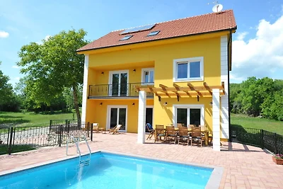Luxuriöse Villa in Tijarica mit privatem Pool