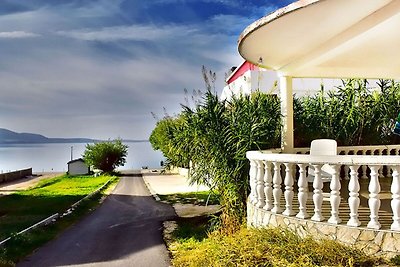 Ruhiges Ferienhaus in Metajna mit Balkon