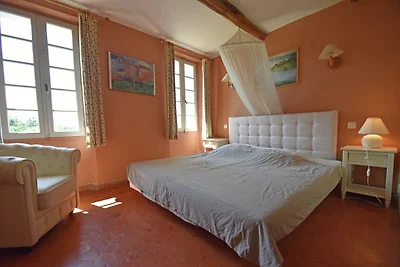 Ampia casa vacanze con piscina a Le Var