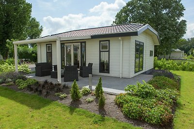 Modern chalet met tuin, terras