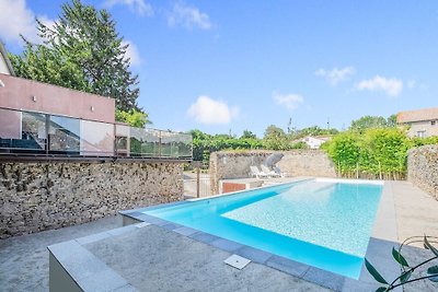 Casa di carattere con piscina in paese