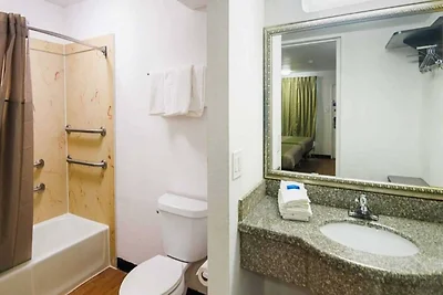 2 Queen Beds | Smoking, Kitchen