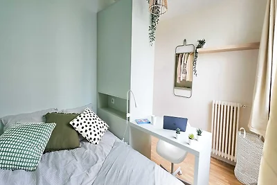 Camera accogliente in un accogliente appartam...