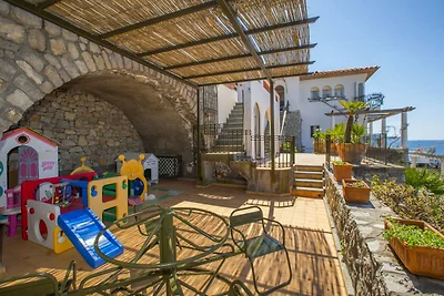 Villa con patio vista mare