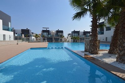 Modernes Ferienhaus mit Schwimmbad am Meer in...