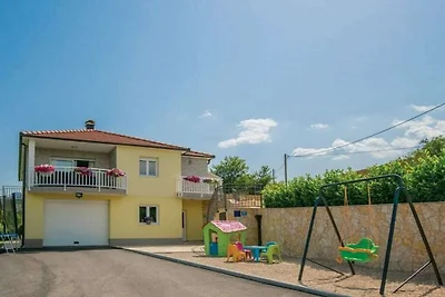 Katarina mit Pool & traumhaftem Blick