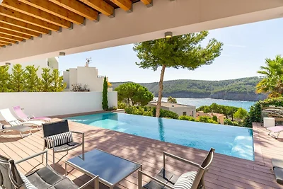Villa am Wasser mit Panoramablick