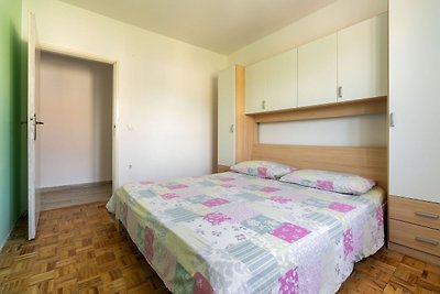 Ruim appartement in Rogoznica vlak bij de zee