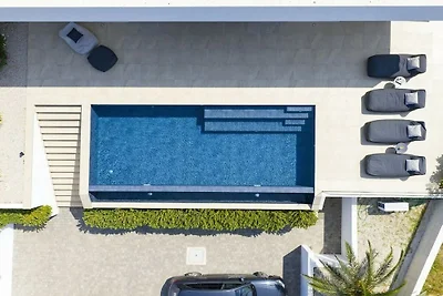 Villa in Tkon mit Schwimmbecken